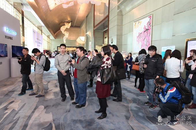 現場的媒體記著顯然對展示區(qū)非常感興趣